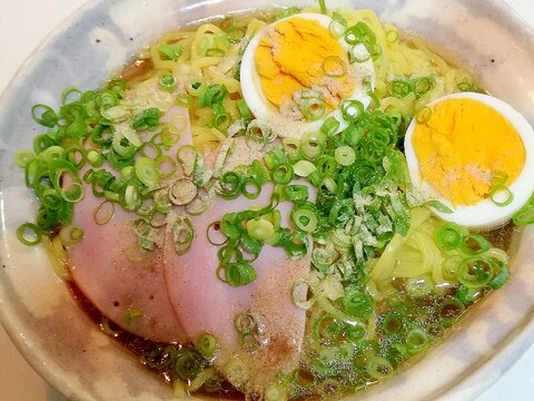 ハムとゆで卵と葱の豚骨醬油ラーメン